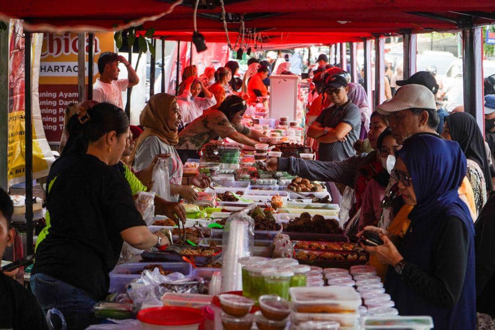 Sejumlah warga membeli makanan siap saji di pasar takjil Ramadhan Delight Jalan Andi Mappanyukki, Makassar, Sulawesi Selatan, Sabtu (1/3/2025). (ANTARA FOTO/Hasrul Said)