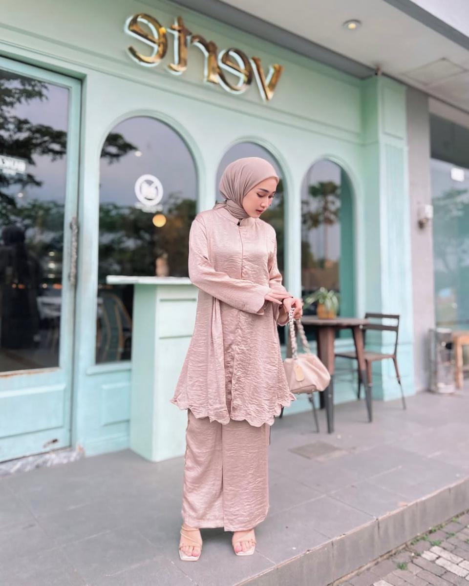 inspirasi OOTD Lebaran pakai one set ala selebgram hijab (instagram.com/sin.sr)