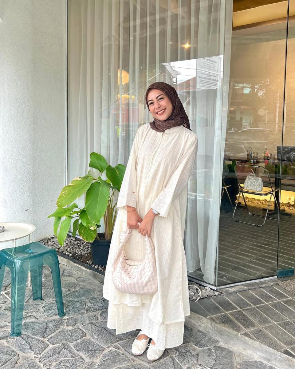 inspirasi OOTD Lebaran pakai one set ala selebgram hijab (instagram.com/diantyy.a)