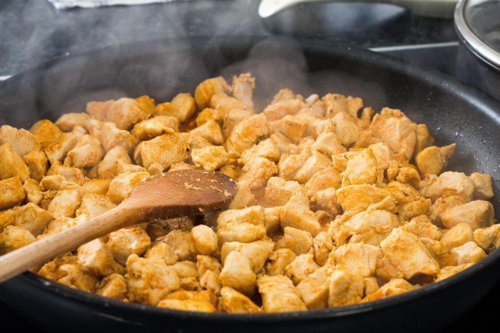 ilustrasi memasak ayam (pixabay.com/Zoli)