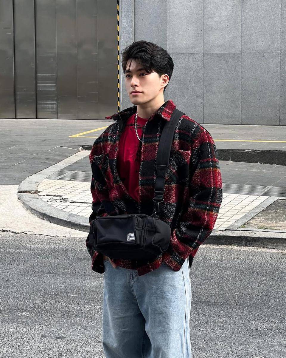 OOTD maroon (instagram.com/minhtan.thtr)