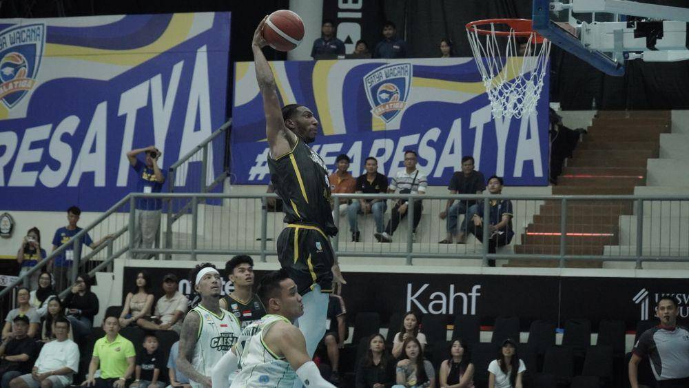 Satya Wacana melawan Pacific Caesar Surabaya pada lanjutan pertandingan Indonesian Basketball League (IBL) 2025 di GOR Susilo Wibowo Undip, Semarang, Jawa Tengah, Minggu (16/3/2025). (dok. SWS)