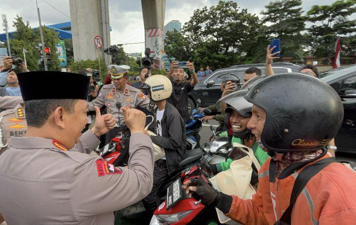 Kapolri Jenderal Listyo Sigit Prabowo di sekitar Mabes Polri, Jakarta Pusat pada Senin (17/3/2025). (Dok. Humas Polri)