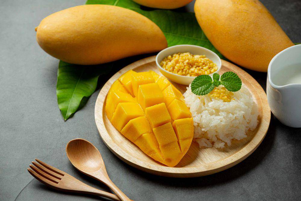 ilustrasi mango sticky rice (freepik.com/jcomp)