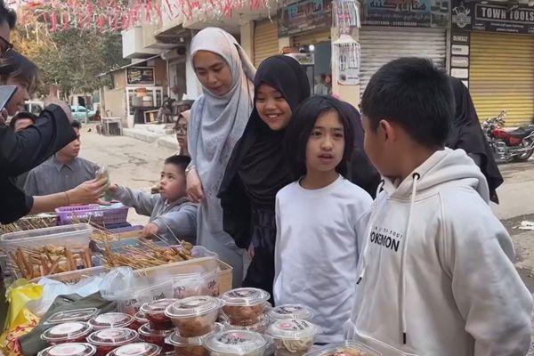 7 Potret Oki Setiana Dewi Beli Takjil Makanan Indonesia di Mesir