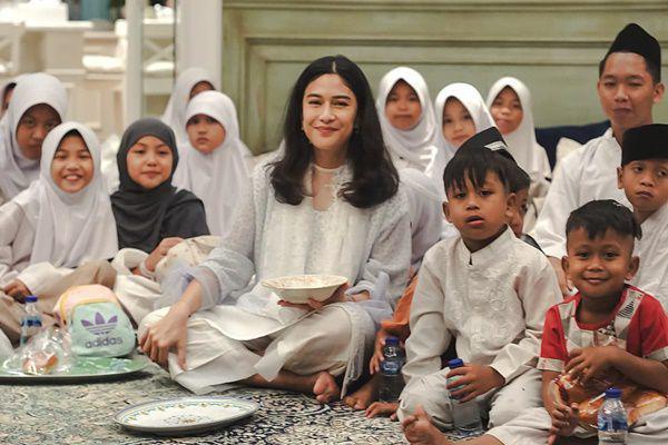 Syukuran Ulang Tahun ke-43 Dian Sastrowardoyo, Gelar Doa di Rumah