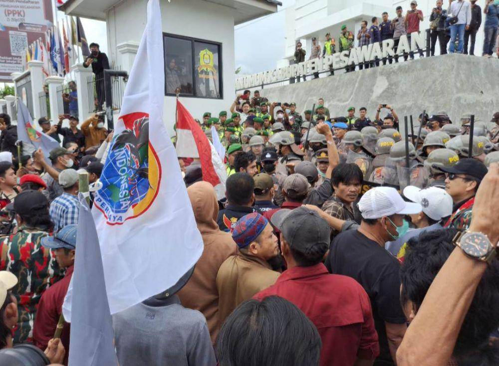Aksi demontrasi massa AMPP di kantor KPU Kabupaten Pesawaran. (IDN Times/Istimewa).