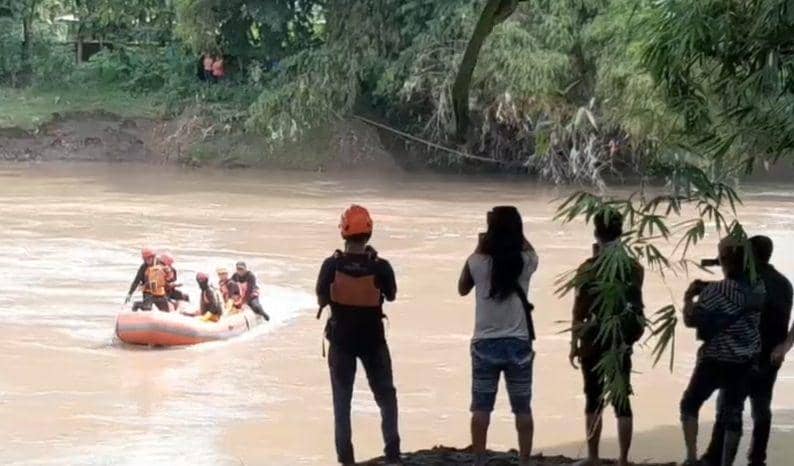 Tim SAR gabungan evakuasi jenazah diduga Aditya Yoga Pratama pemancing asal Magetan. IDN Times/ Istimewa.