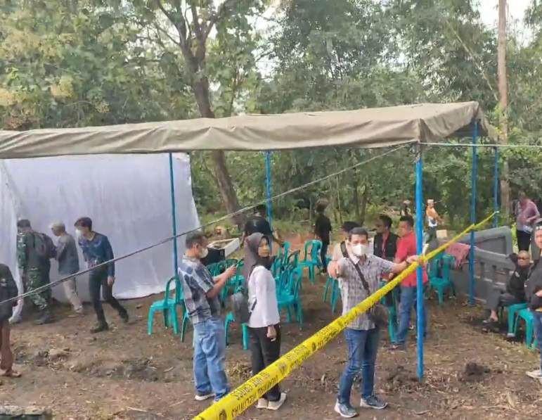 Kapolres Way Kanan, AKBP Adanan Mangopang mengawal pelaksanaan ekshumasi jenazah Brigpol EA. (Dok Polres Way Kanan).