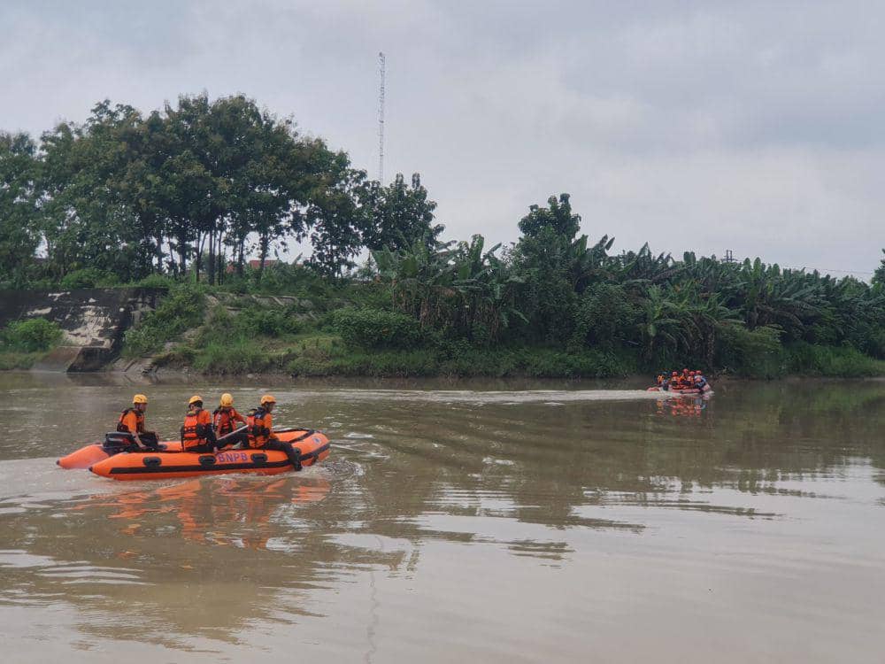 Tim SAR gabungan evakuasi jenazah diduga Aditya Yoga Pratama pemancing asal Magetan. IDN Times/ Istimewa.