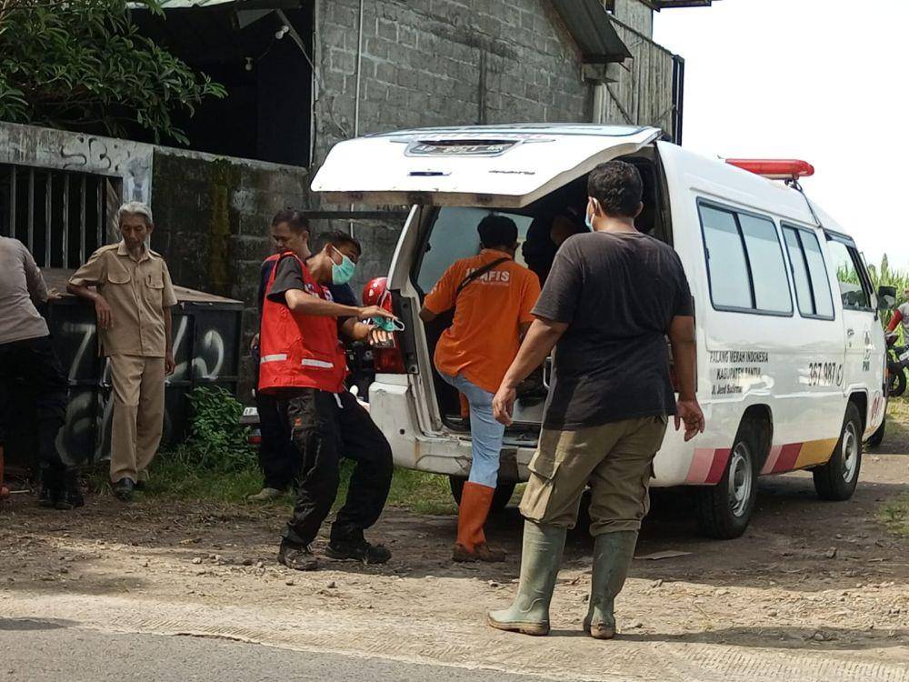 Petugas INAFIS Polres Bantul evakuasi kerangka manusia ke mobil ambulan untuk dikirim ke RS Bhayangkara Polda DIY.(IDN Times/Daruwaskita)