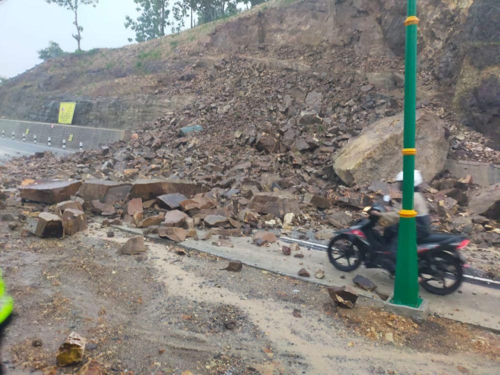 Hujan Deras, Jalan Baru Tanjakan Clongop Gunungkidul Longsor