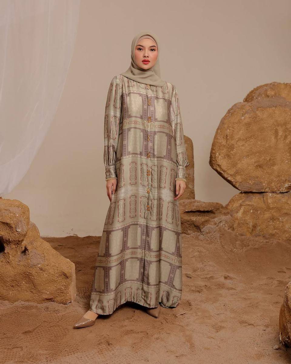 potret ide inspirasi dress classic pattern ala Marella (instagram.com/shibyshireen)