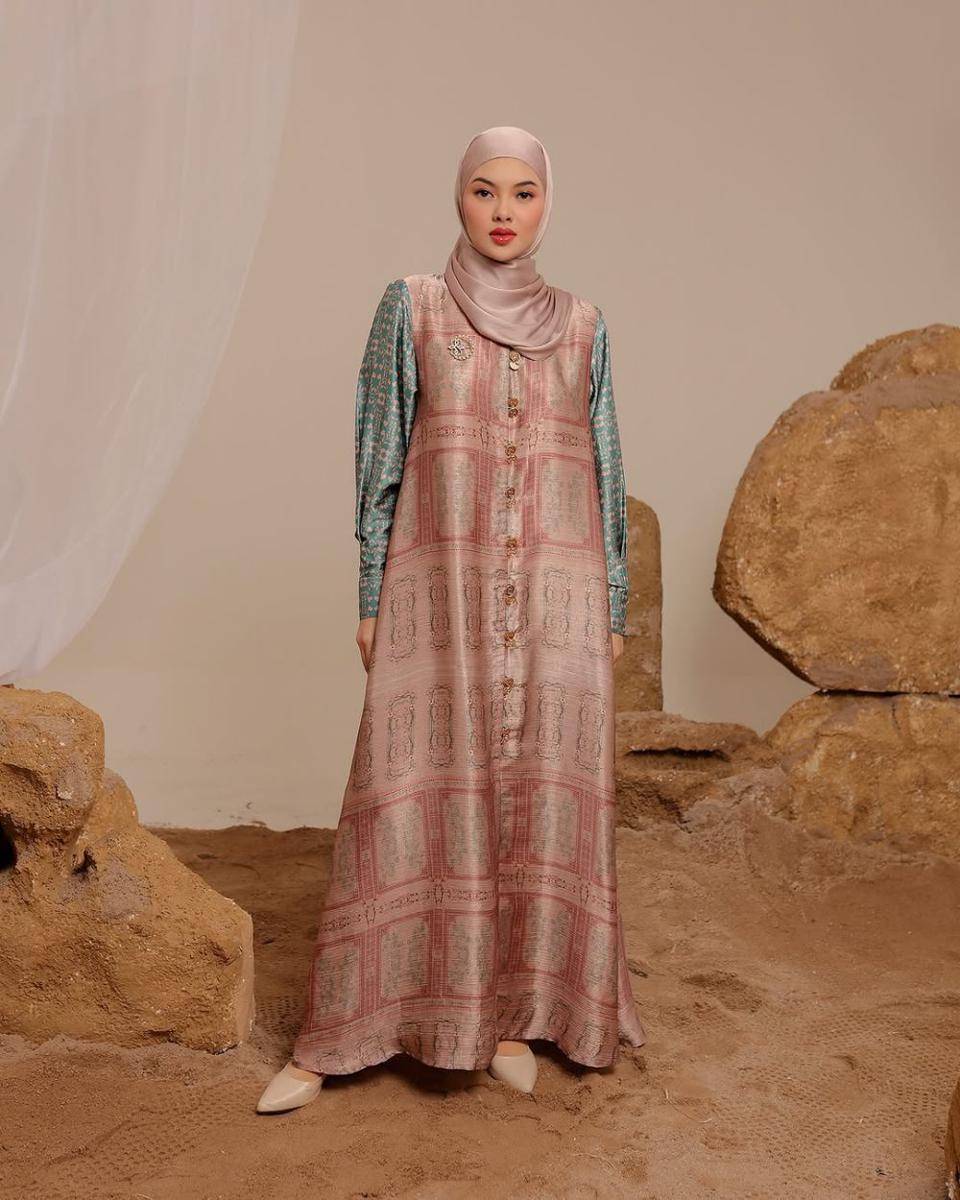 potret ide inspirasi dress classic pattern ala Marella (instagram.com/shibyshireen)