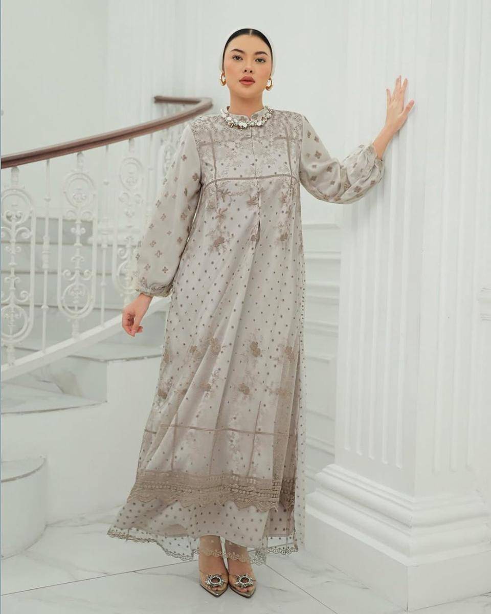 potret ide inspirasi dress classic pattern ala Marella (instagram.com/geulis.id)
