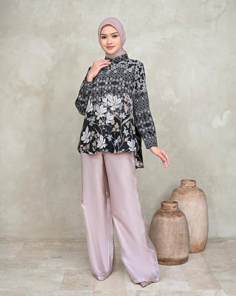 potret ide inspirasi blouse dan tunik nuansa gelap ala Berlian Aura (instagram.com/geuliscatalog)