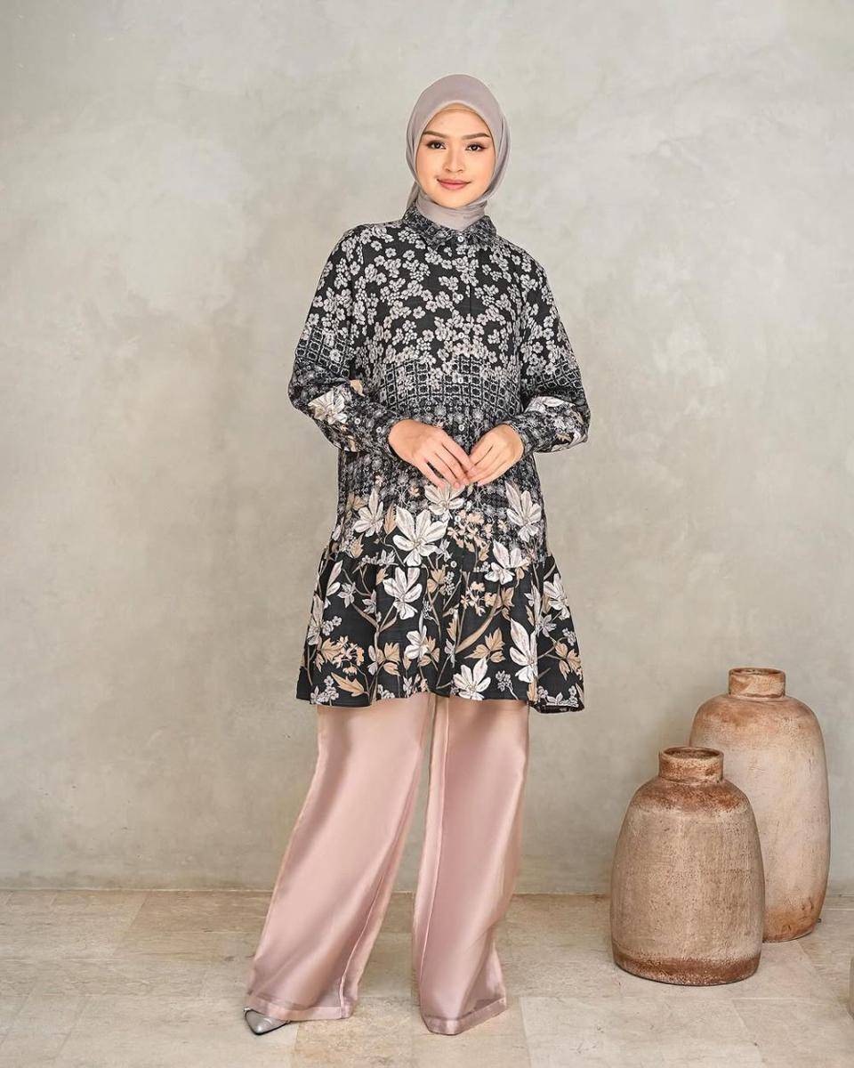 potret ide inspirasi blouse dan tunik nuansa gelap ala Berlian Aura (instagram.com/geuliscatalog)
