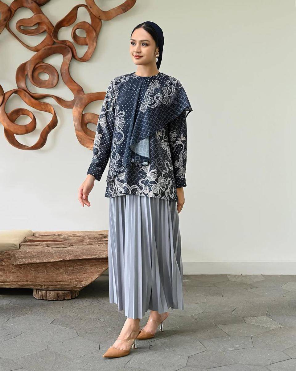 potret ide inspirasi blouse dan tunik nuansa gelap ala Berlian Aura (instagram.com/geuliscatalog)