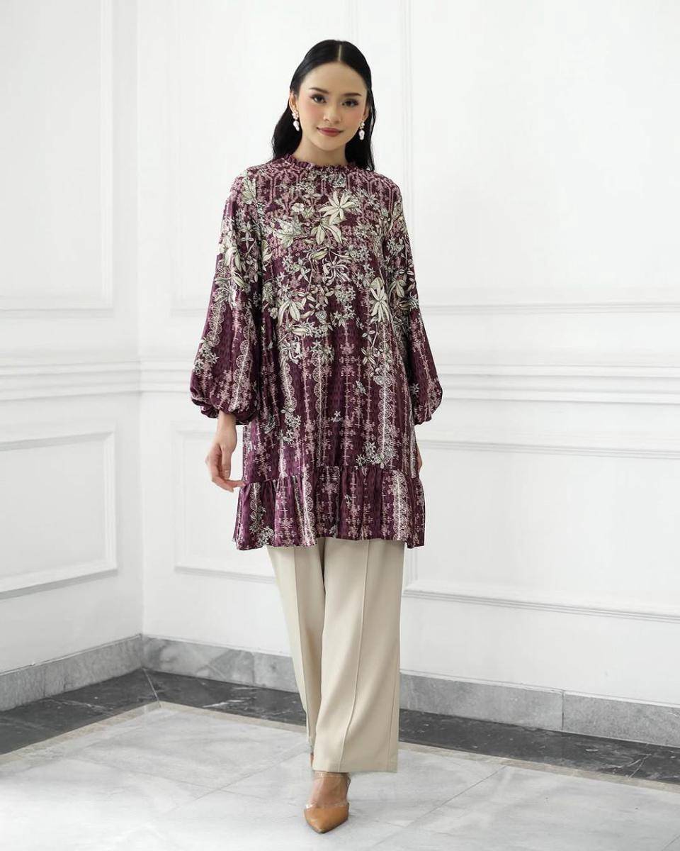 potret ide inspirasi blouse dan tunik nuansa gelap ala Berlian Aura (instagram.com/geuliscatalog)