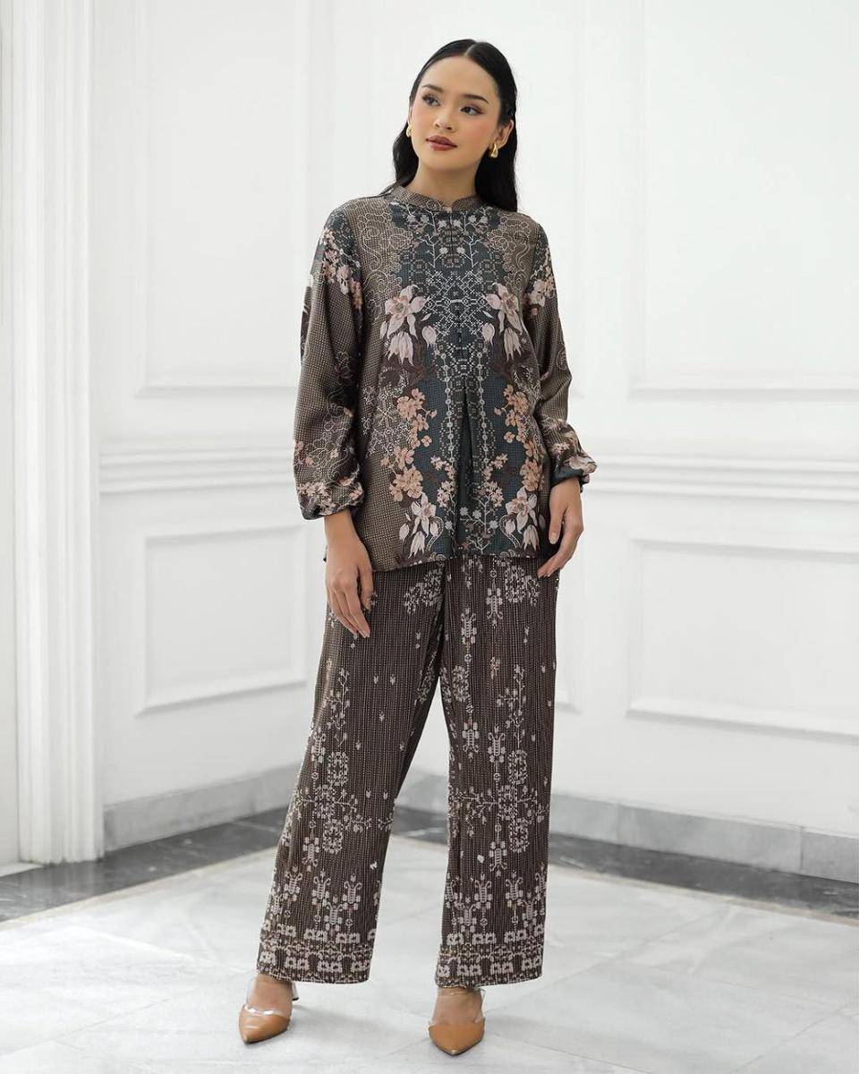potret ide inspirasi blouse dan tunik nuansa gelap ala Berlian Aura (instagram.com/geuliscatalog)