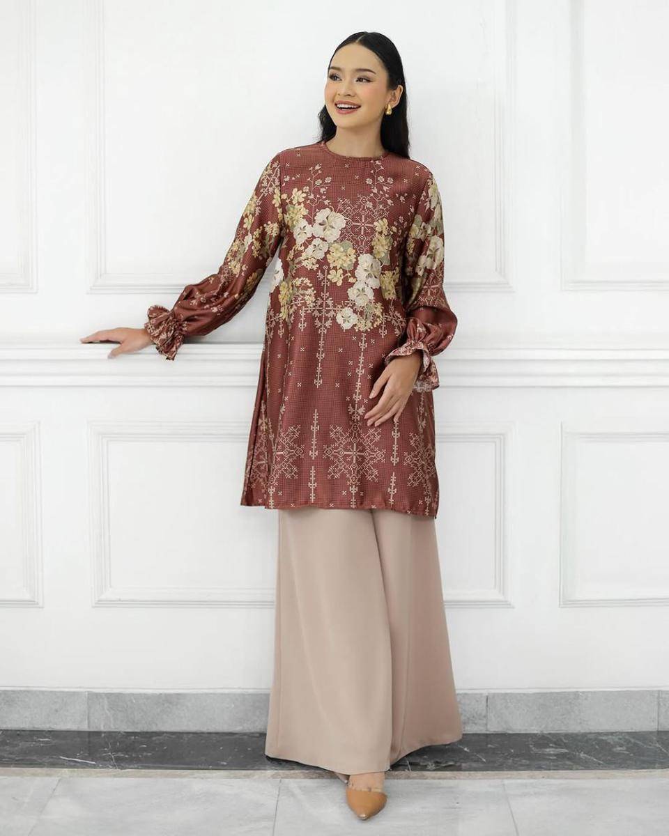potret ide inspirasi blouse dan tunik nuansa gelap ala Berlian Aura (instagram.com/geuliscatalog)