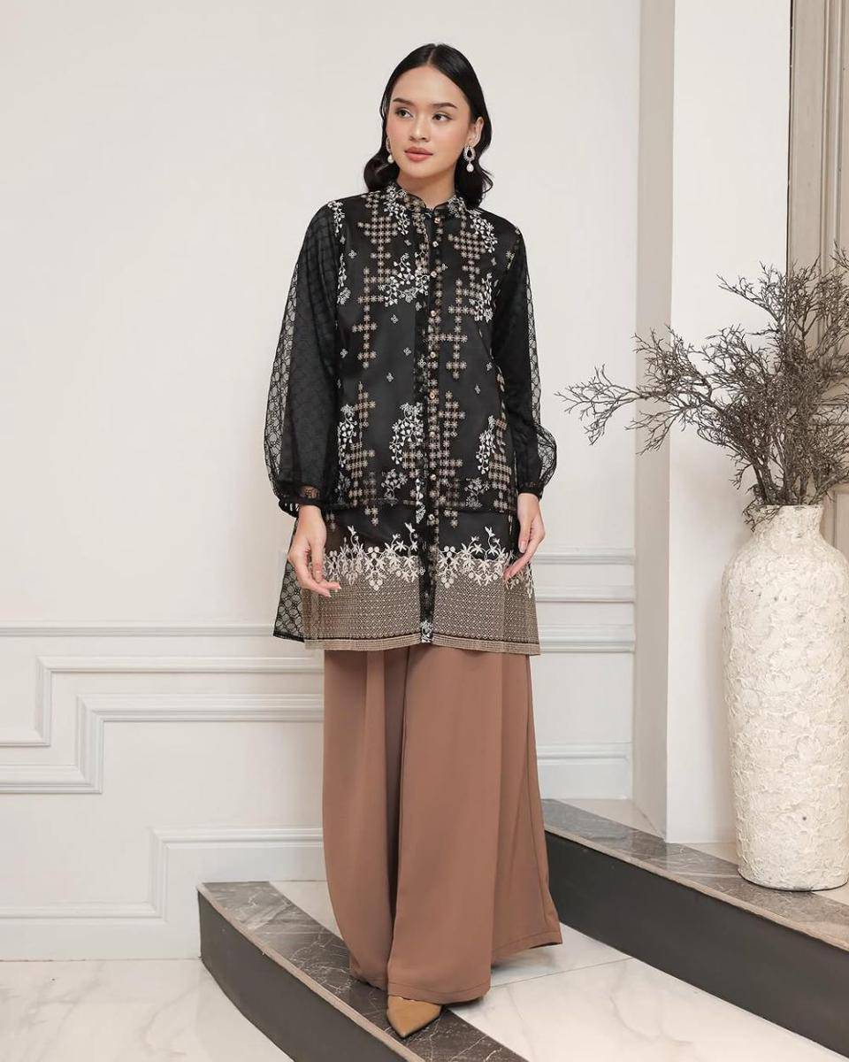 potret ide inspirasi blouse dan tunik nuansa gelap ala Berlian Aura (instagram.com/geuliscatalog)