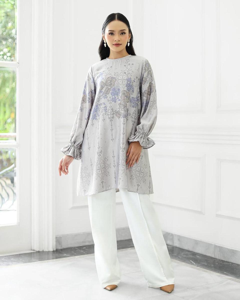potret ide inspirasi blouse dan tunik nuansa abu-abu ala Berlian Aura (instagram.com/geuliscatalog)