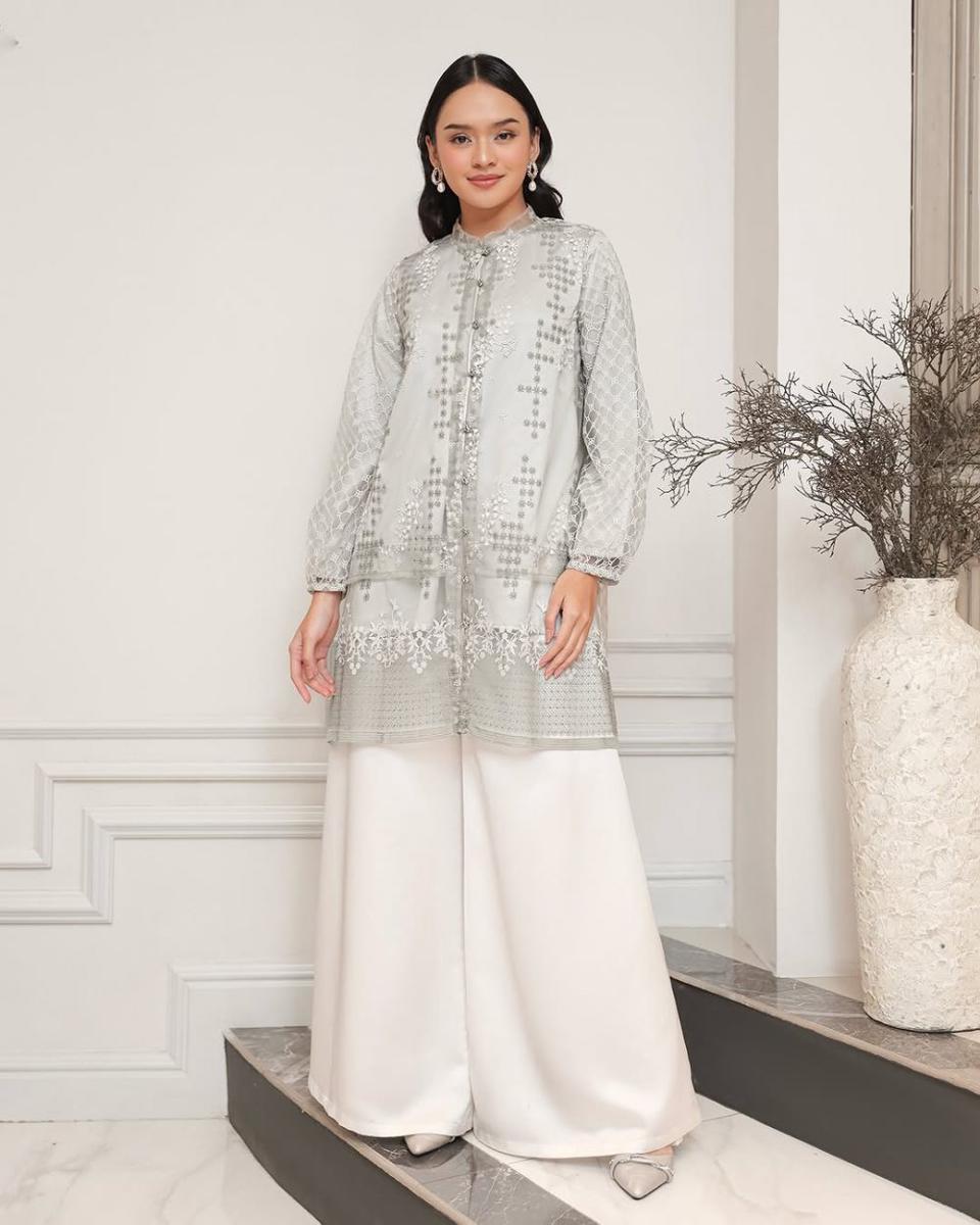 potret ide inspirasi blouse dan tunik nuansa abu-abu ala Berlian Aura (instagram.com/geuliscatalog)