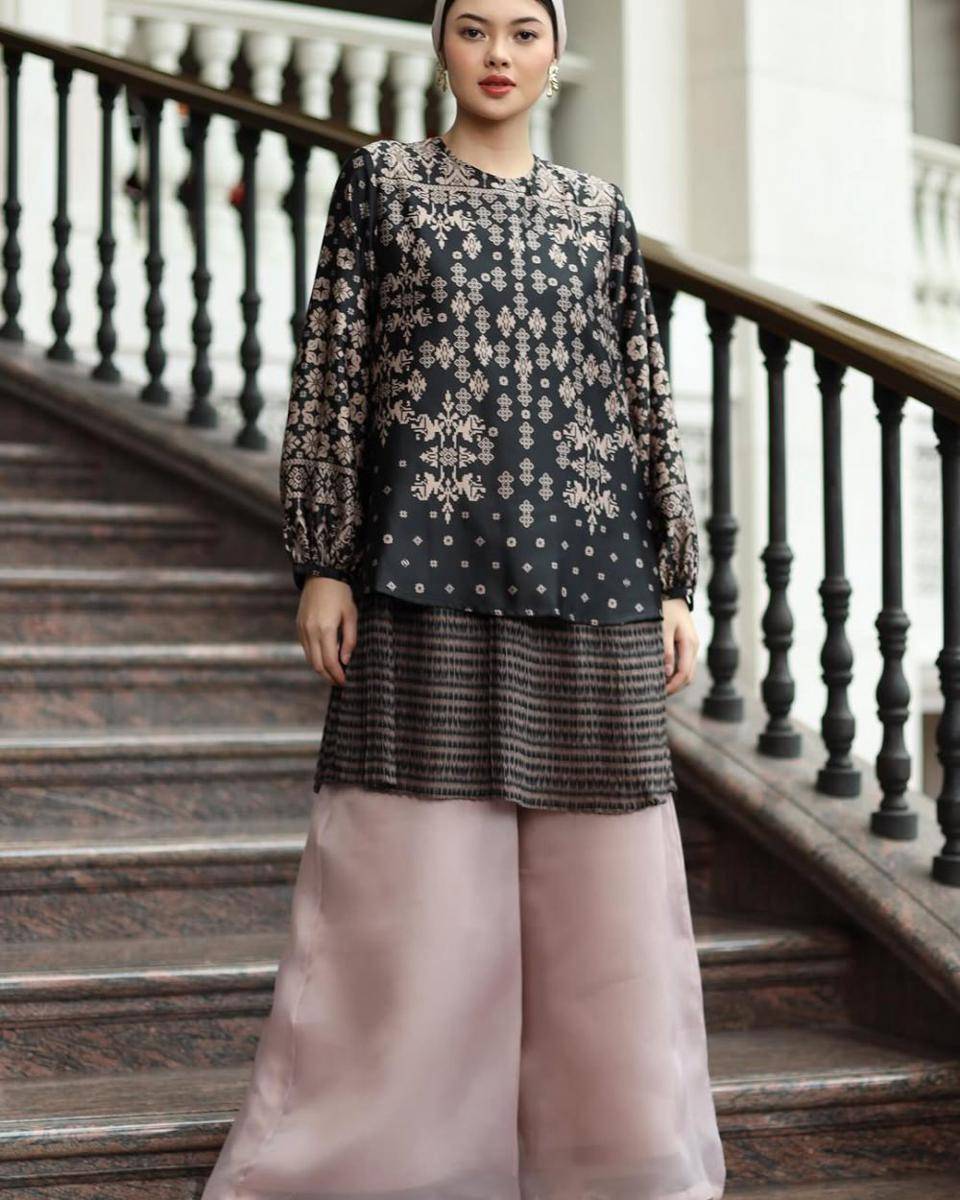 potret ide blouse, tunik, serta dress serba hitam dan navy ala Marella