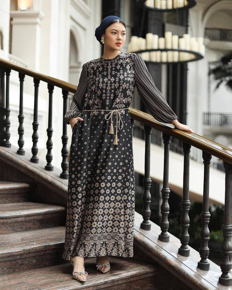 potret ide blouse, tunik, serta dress serba hitam dan navy ala Marella