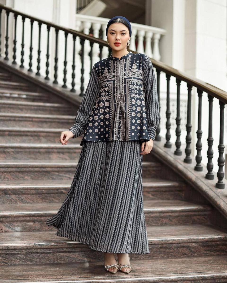 potret ide blouse, tunik, serta dress serba hitam dan navy ala Marella