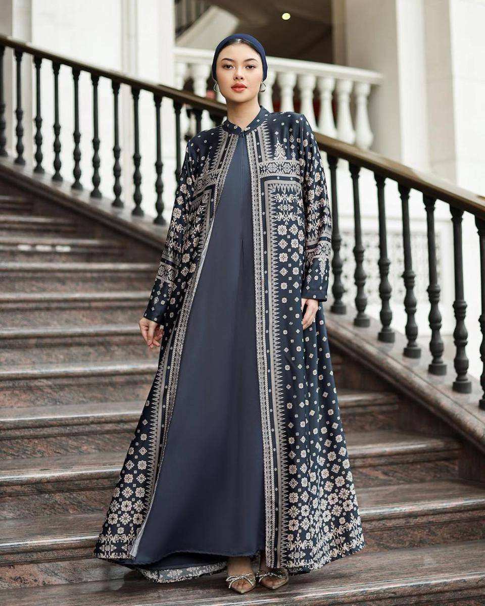 potret ide blouse, tunik, serta dress serba hitam dan navy ala Marella