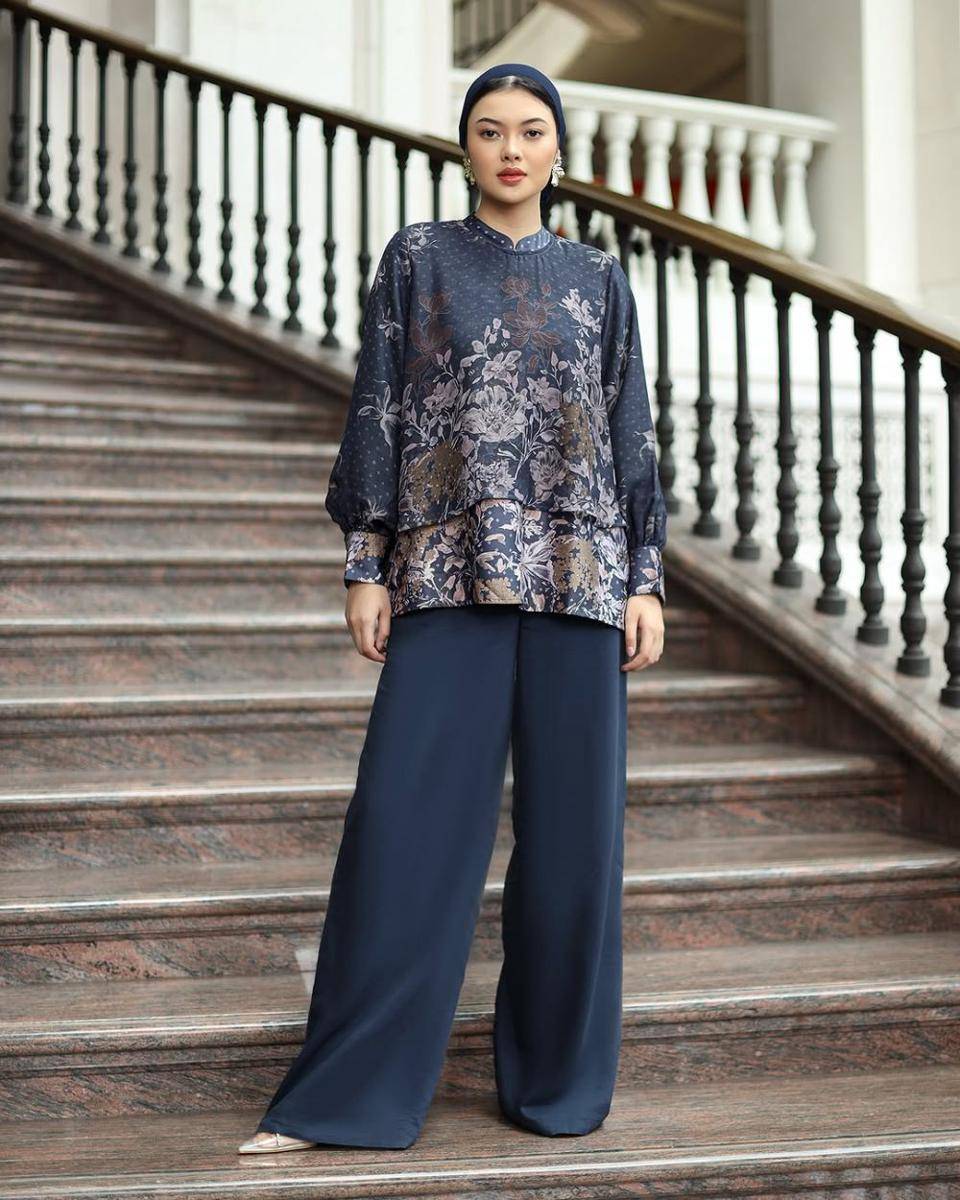 potret ide blouse, tunik, serta dress serba hitam dan navy ala Marella