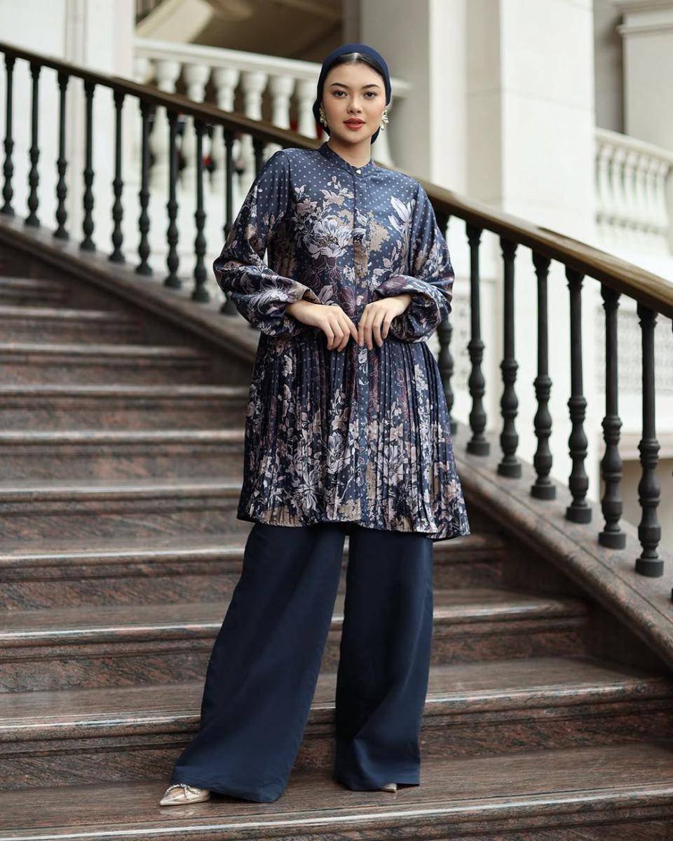 potret ide blouse, tunik, serta dress serba hitam dan navy ala Marella