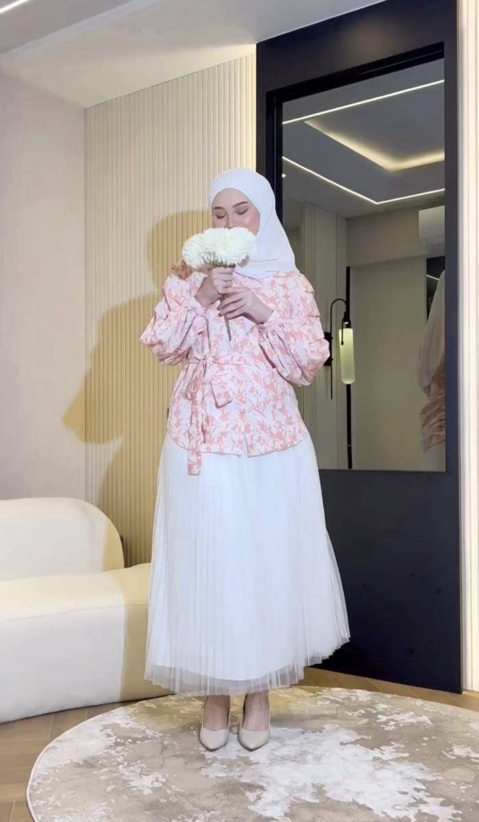 potret ide dress dan one set serba nuansa pink ala Sabrina Sosiawan (instagram.com/sabrinasosiawan)