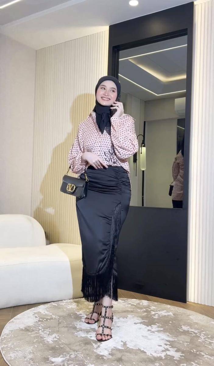 potret ide dress dan one set serba nuansa pink ala Sabrina Sosiawan (instagram.com/sabrinasosiawan)