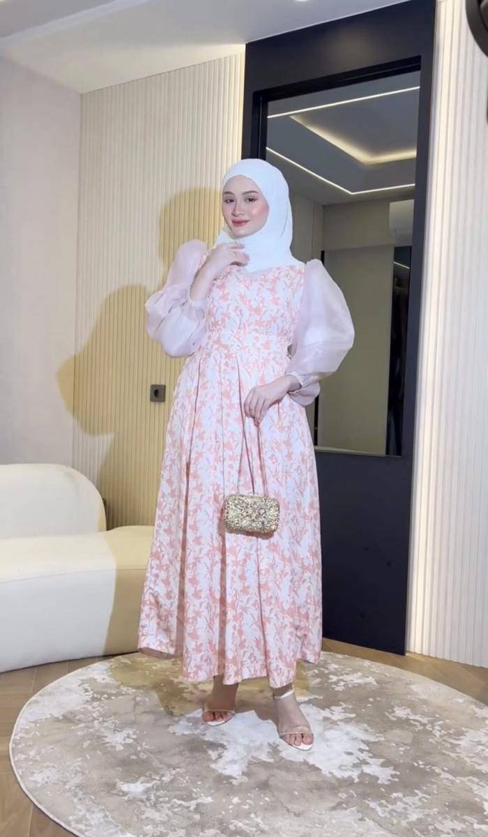 potret ide dress dan one set serba nuansa pink ala Sabrina Sosiawan (instagram.com/sabrinasosiawan)