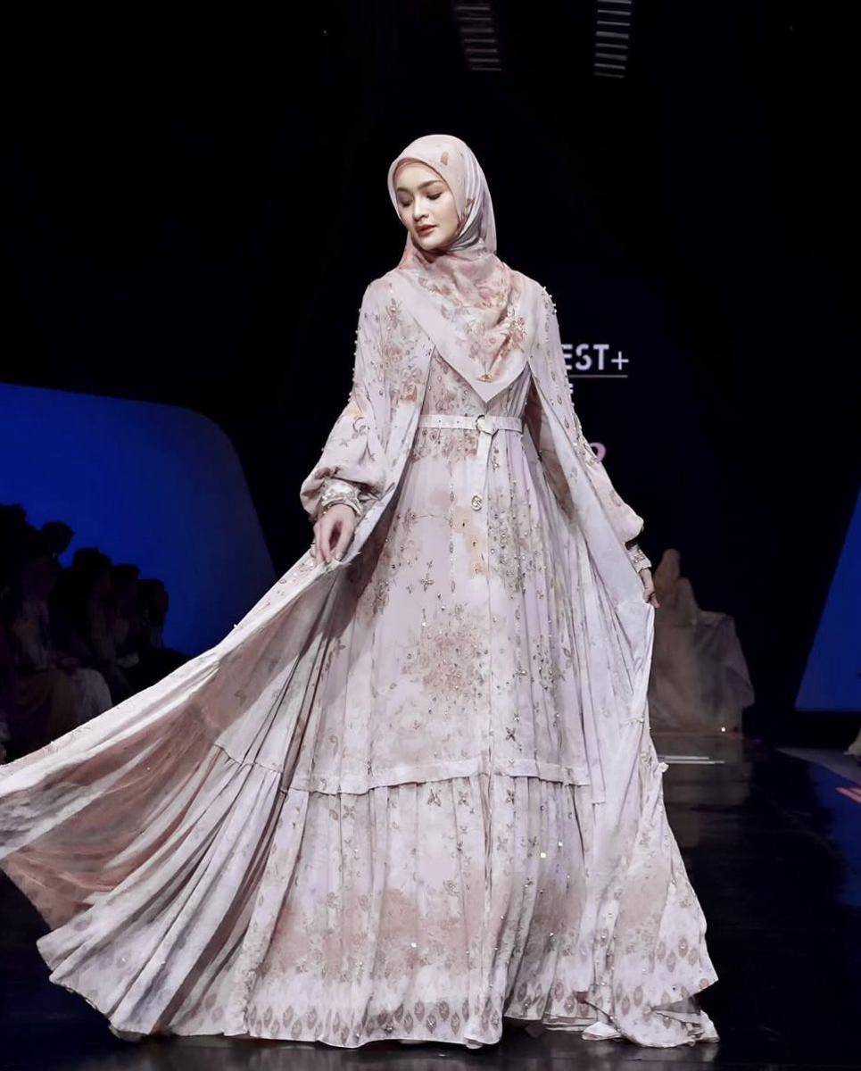 potret ide dress dan one set serba nuansa pink ala Sabrina Sosiawan (instagram.com/sabrinasosiawan)