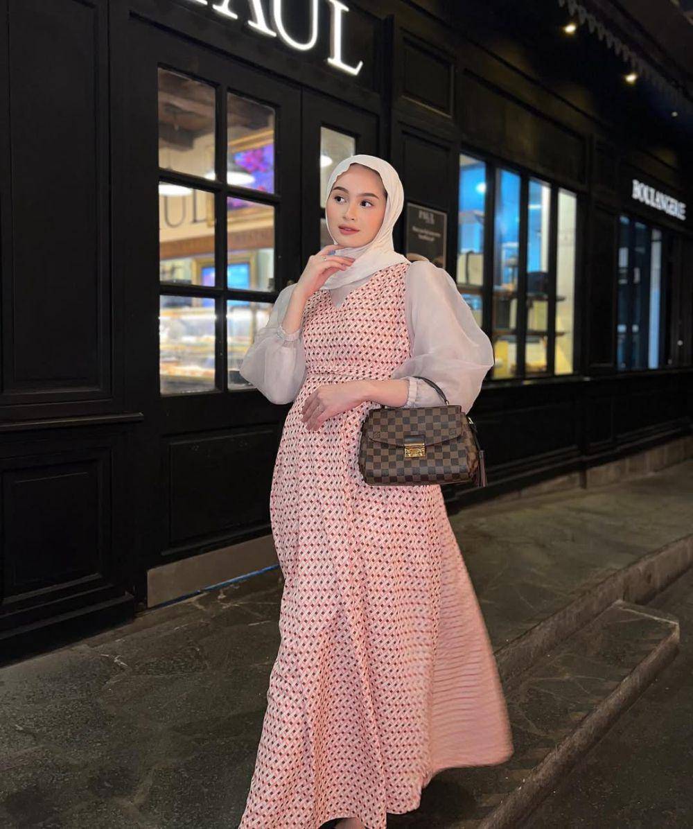potret ide dress dan one set serba nuansa pink ala Sabrina Sosiawan (instagram.com/sabrinasosiawan)