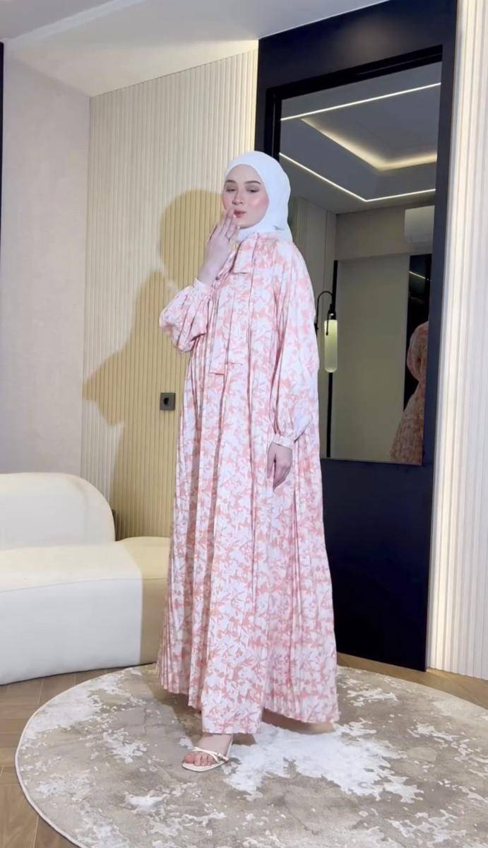 potret ide dress dan one set serba nuansa pink ala Sabrina Sosiawan (instagram.com/sabrinasosiawan)