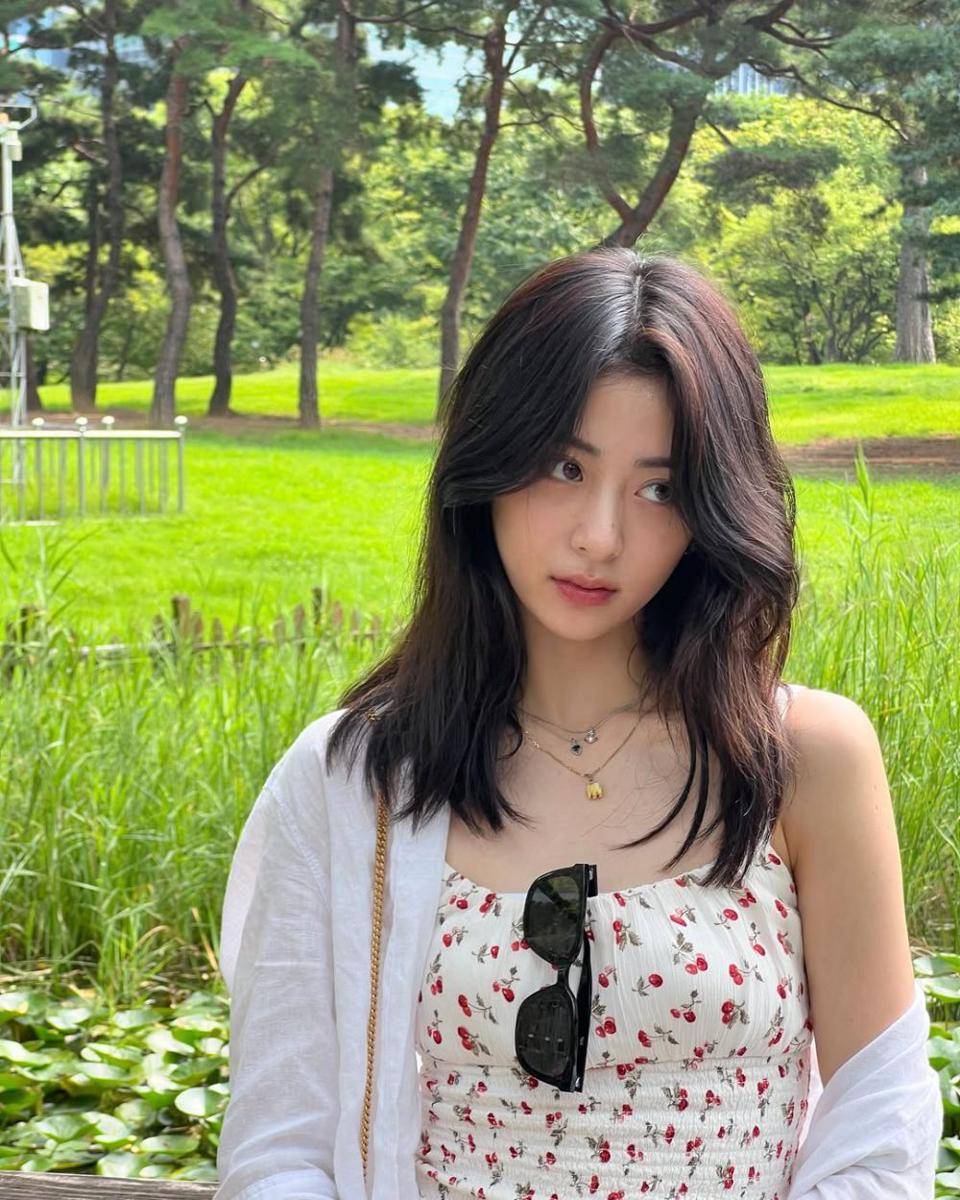 Yunjin LE SSERAFIM (instagram.com/jenaissante)
