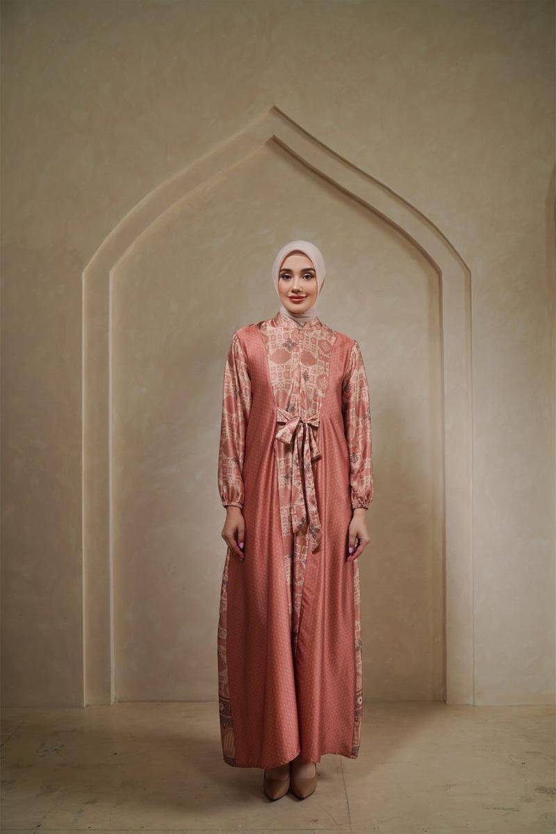 rekomendasi gamis silk untuk Lebaran 2025 (dok. ZM Zaskia Mecca)