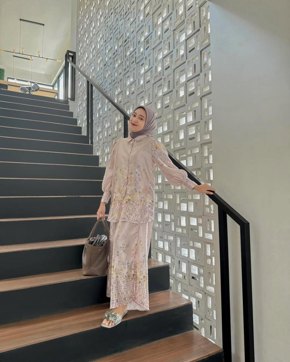 inspirasi OOTD Lebaran pakai one set ala selebgram hijab (instagram.com/seviqfebinita)