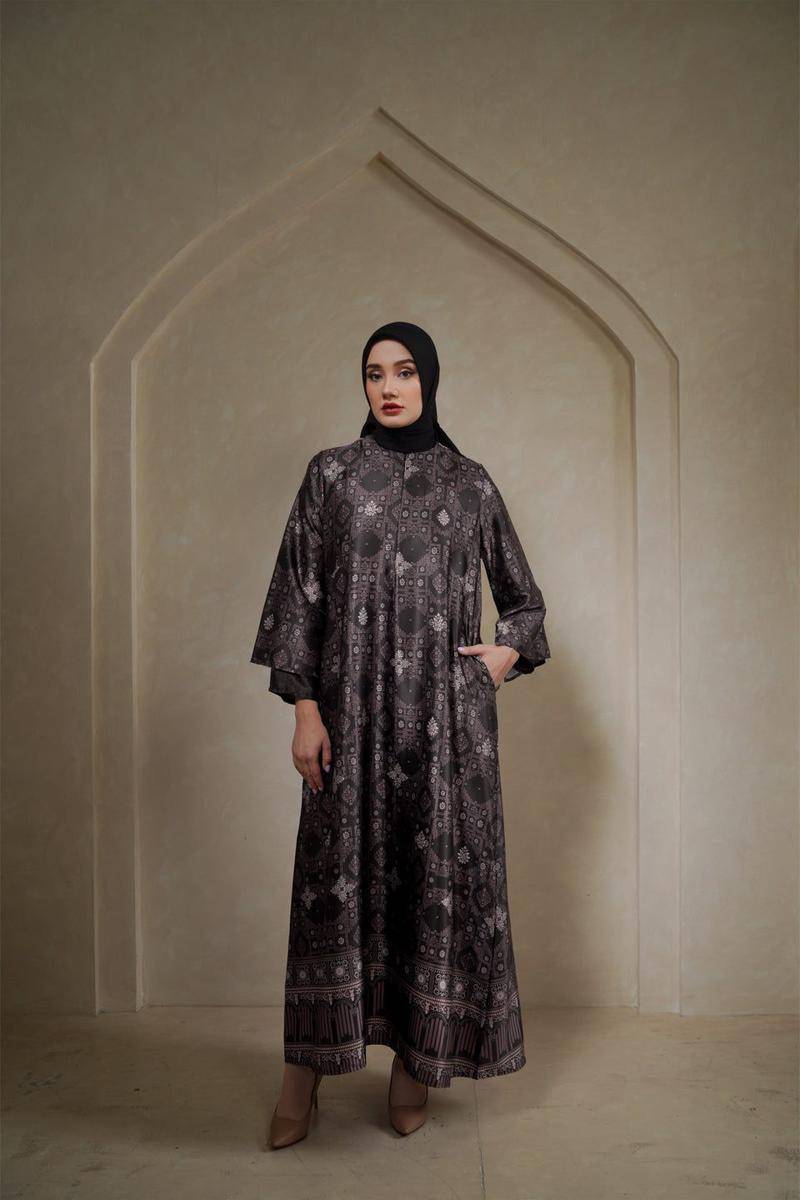 rekomendasi gamis silk untuk Lebaran 2025 (dok. ZM Zaskia Mecca)