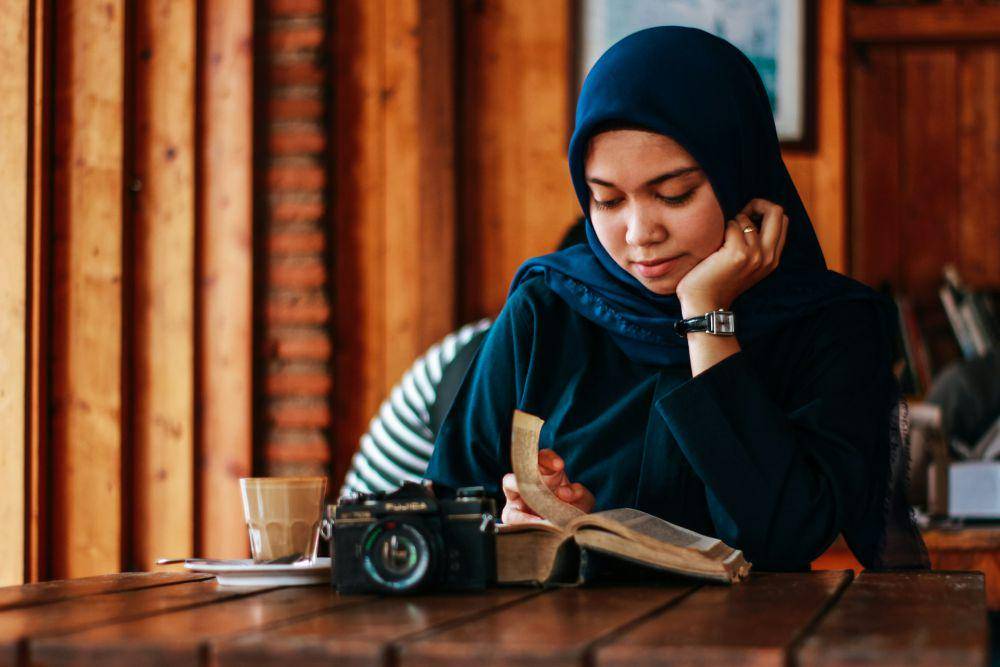 ilustrasi menopang kepala dengan tangan (unsplash.com/Muhammad Haikal Sjukri)