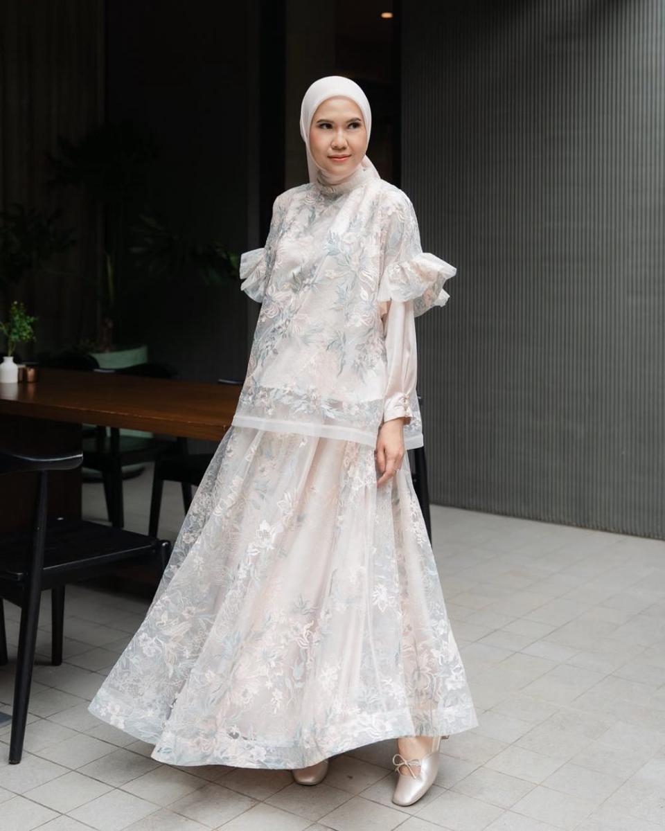 inspirasi OOTD Lebaran pakai one set ala selebgram hijab (instagram.com/vita.nurvitasari)