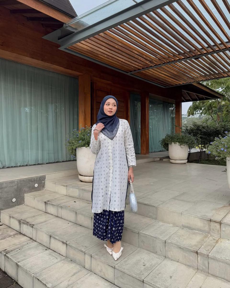 inspirasi OOTD Lebaran pakai one set ala selebgram hijab (instagram.com/meiraniap)