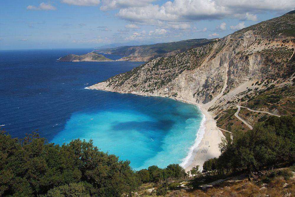 Pantai Myrtos (commons.wikimedia.org/Matt Sims)