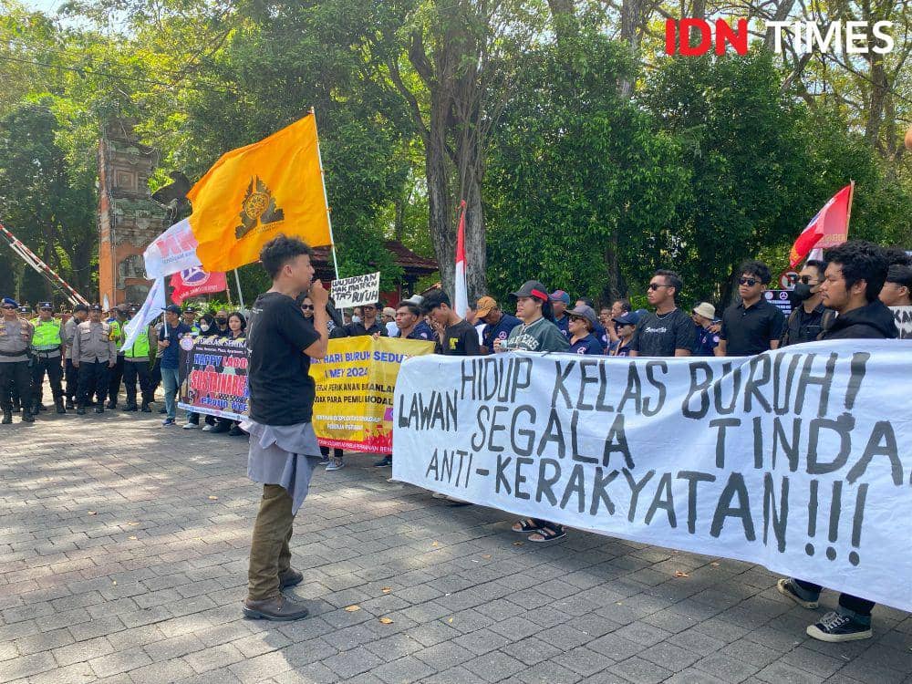 Ilustrasi pekerja demo di Bali. (IDN Times/Yuko Utami)