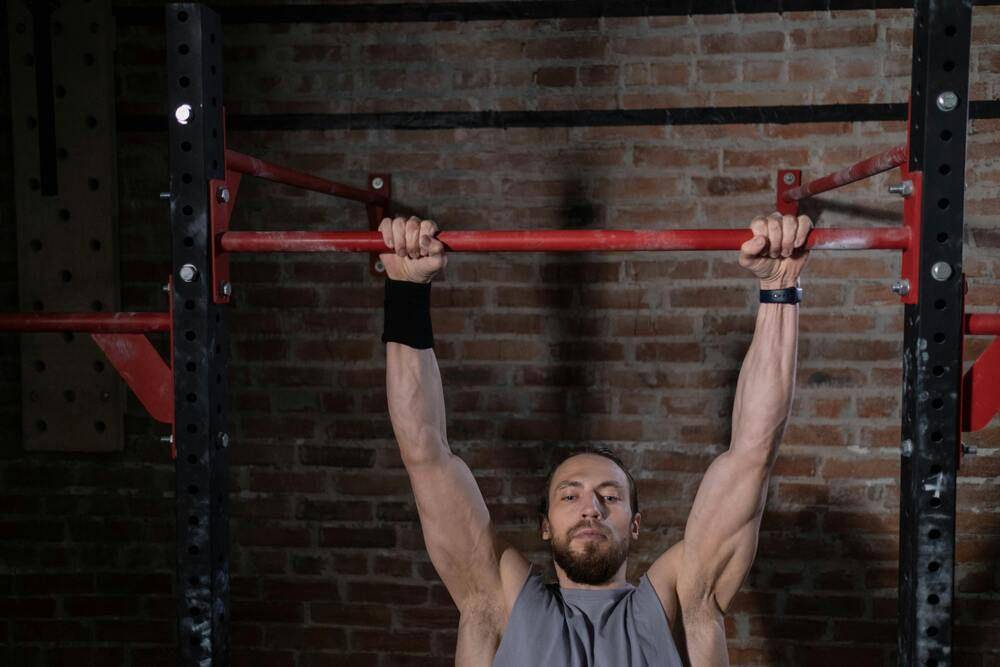ilustrasi orang sedang menggunakan pull up bar (pexels.com/cottonbro)